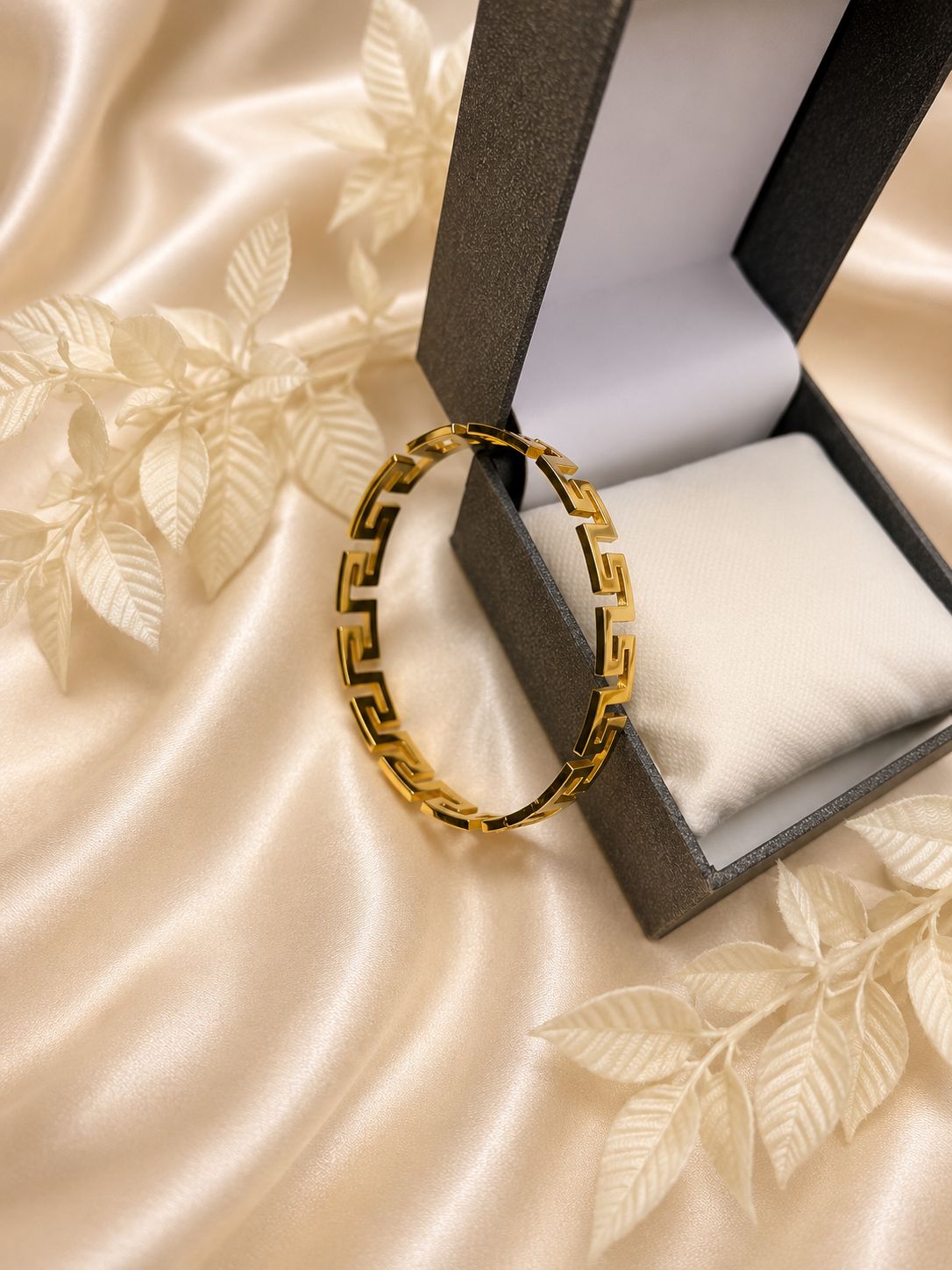 Luxury Gold Bracelet Set – Elegant Women's Bangle Collection