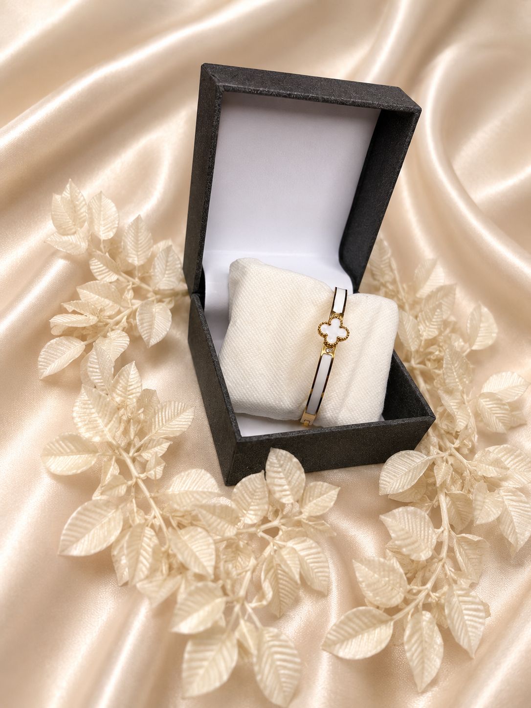 Luxury Gold Bracelet Set – Elegant Women's Bangle Collection